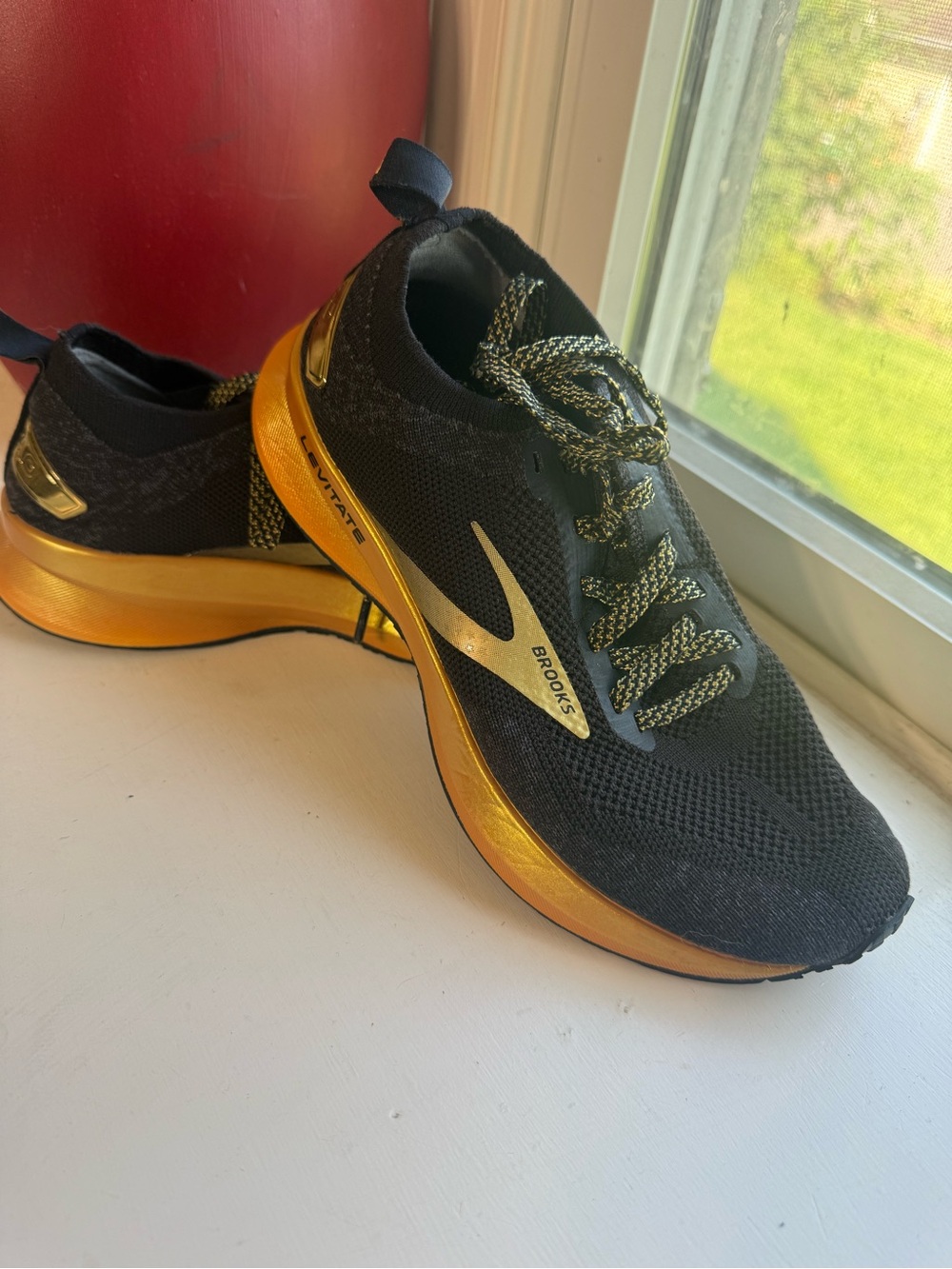 Brooks Levitate 4 "Black Gold" / Victory Edition women's running shoes Size 6